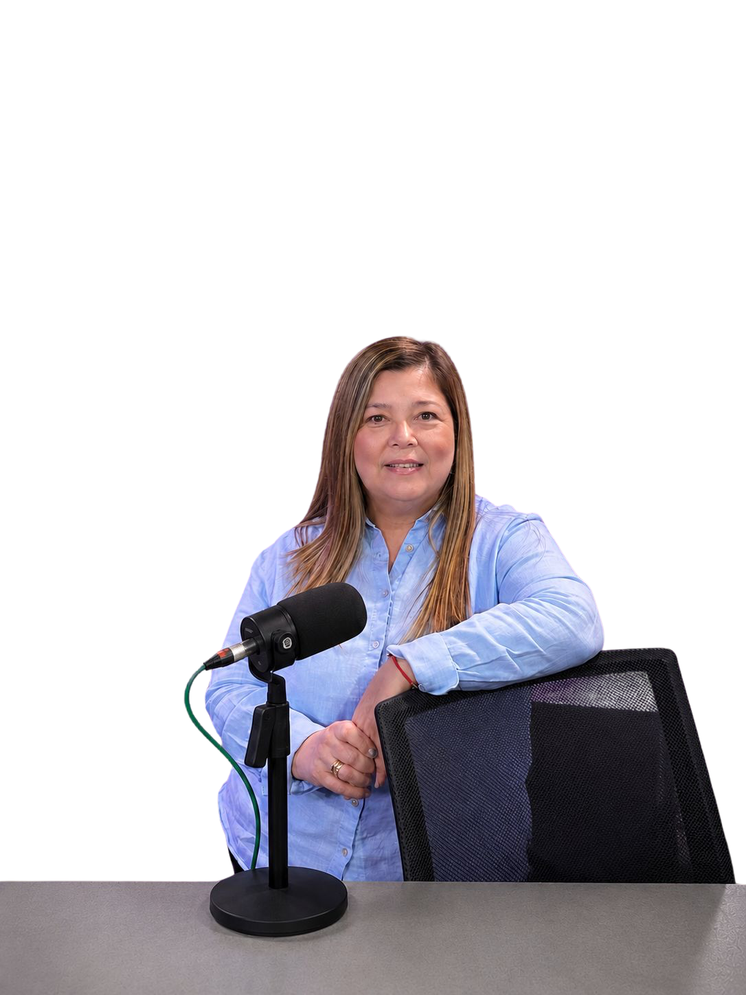Laura V. del Campillo junto a un micrófono en un estudio
